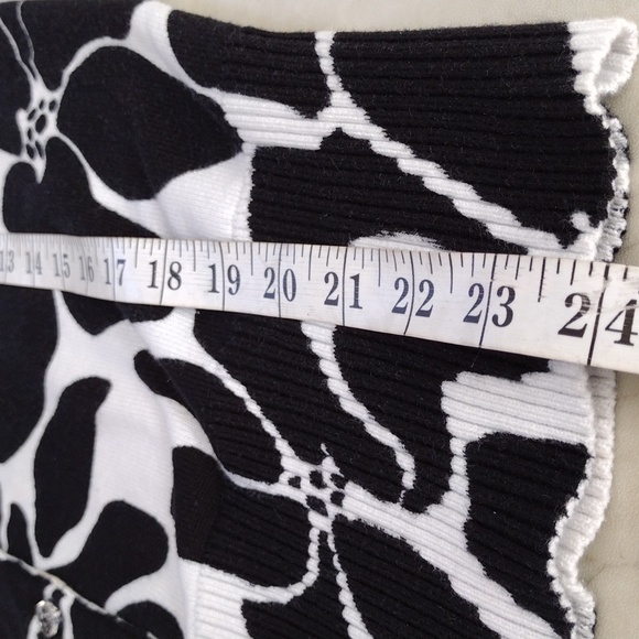 Relativity sweater. - Picture 11 of 13